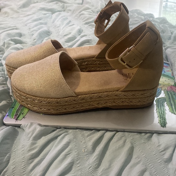 Host pick 🎉🌷NWOT naturalizer canvas espadrilles - Picture 3 of 5